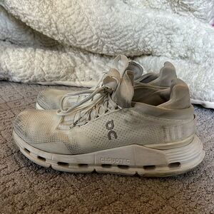 Women’s On Cloudnova Size 6.5